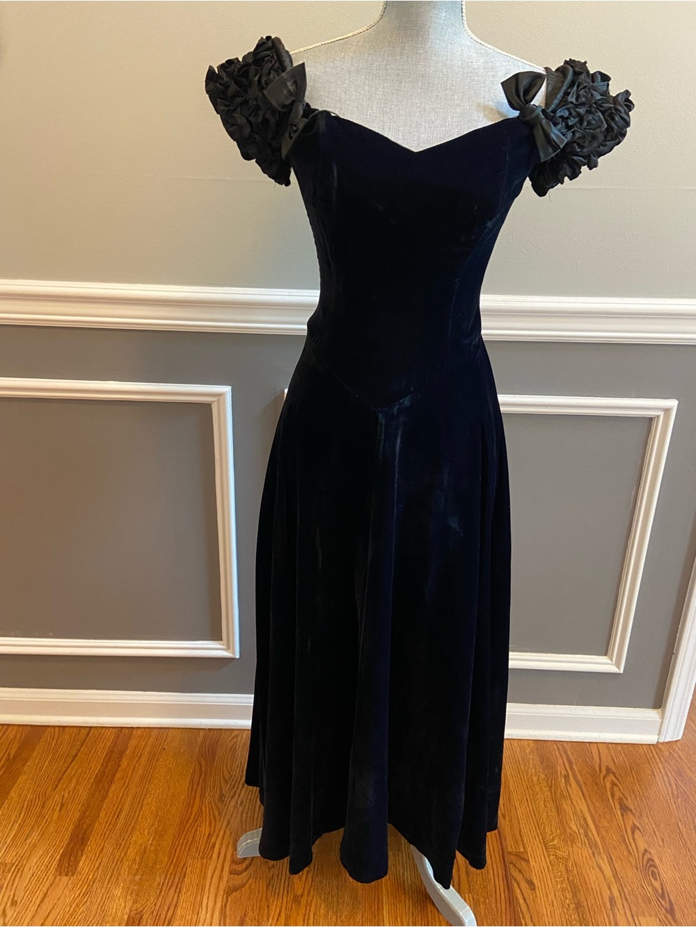 Vintage Black Velvet Gown Women Size 2 Off Shoulder Romantic Silhouette 1990s